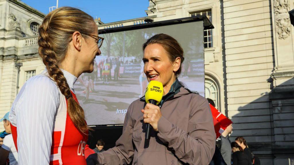 Lowri Morgan yn gweithio yn ystod hanner marathon Caerdydd