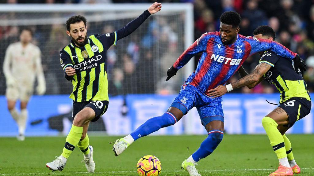 Hậu vệ Crystal Palace với Bernardo Silva