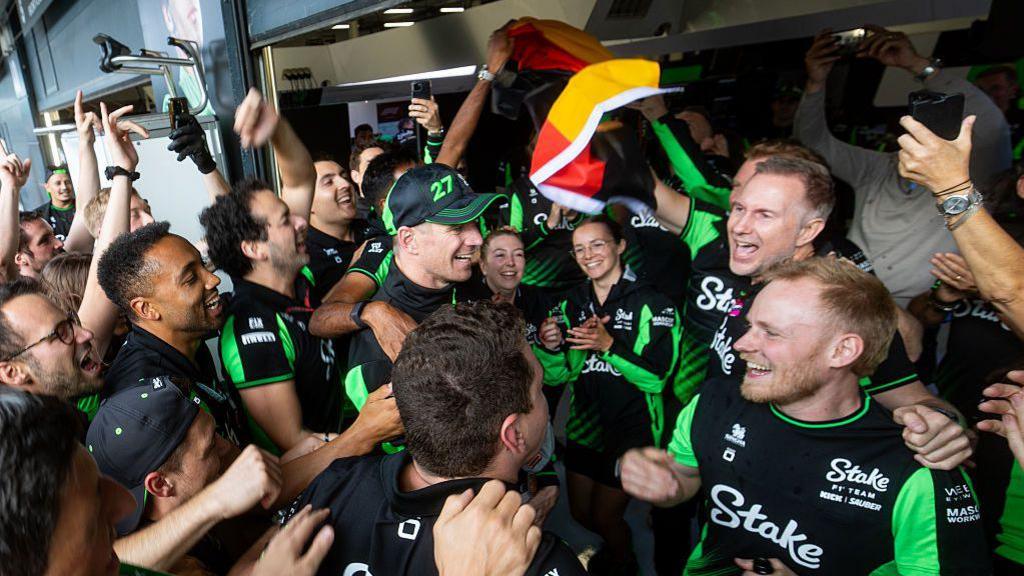 Sauber celebrate with Nico Hulkenberg