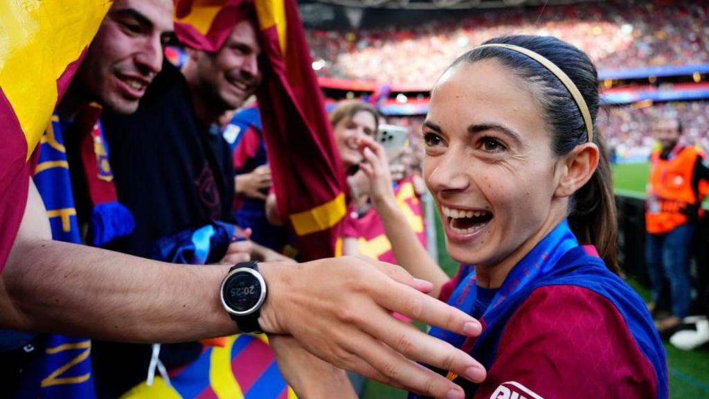 Aitana Bonmati with Barcelona fans