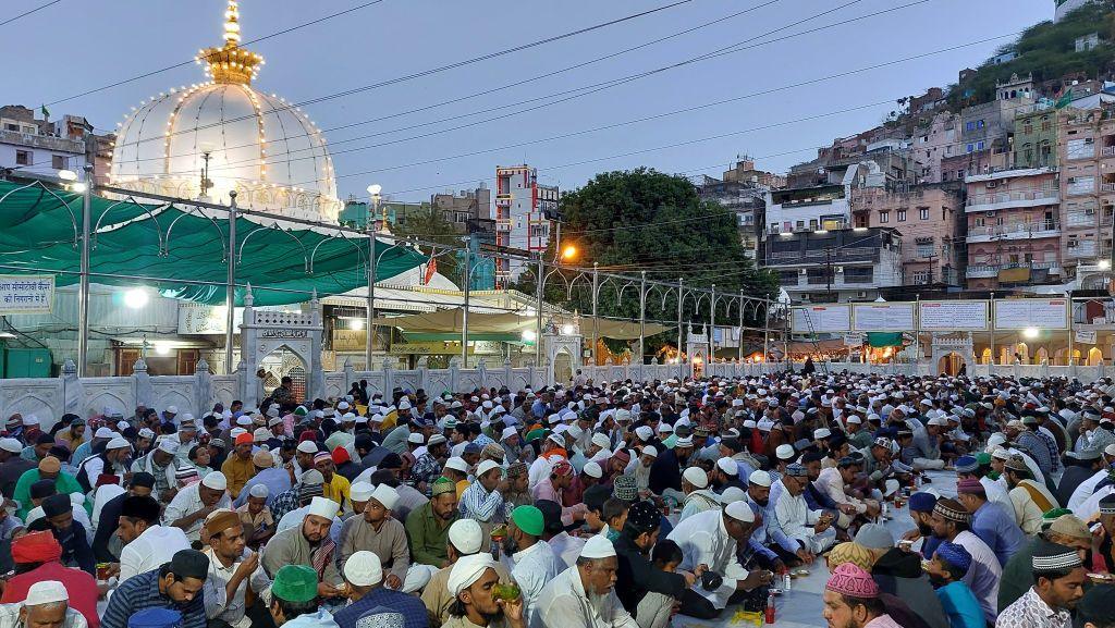 AJMER, INDIA - MARCH 15: Muslims break their fast at the Ajmer Sharif Dargah in Ajmer, Rajasthan, India on March 15, 2024. (Photo by Himanshu Sharma/Anadolu via Getty Images)
