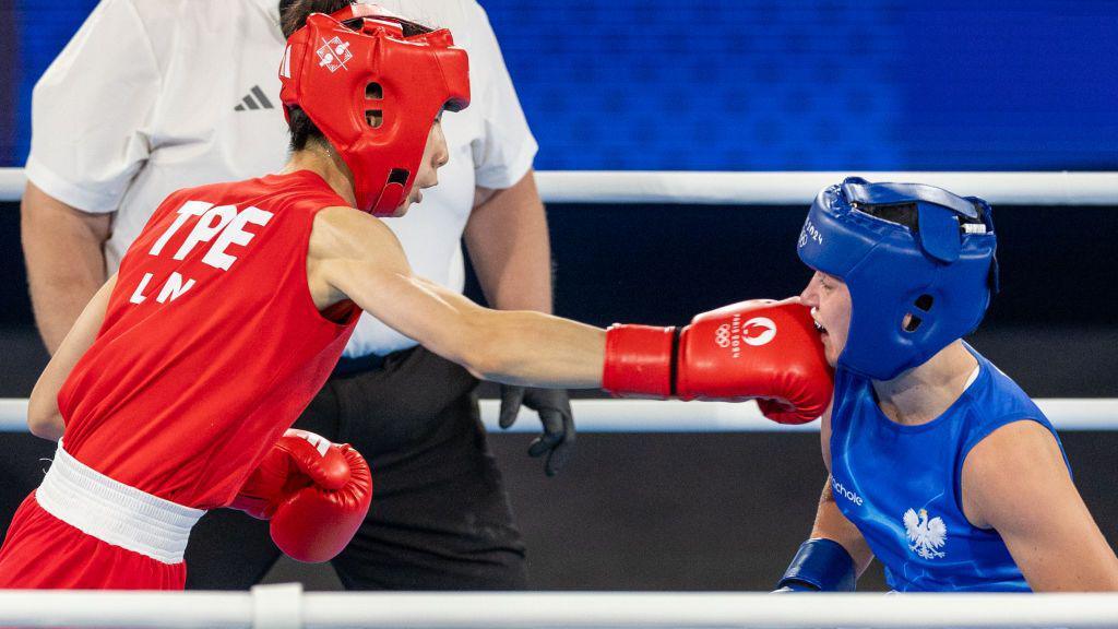 Yu Ting Lin of Chinese Taipei and Julia Szeremeta (R) of Poland 