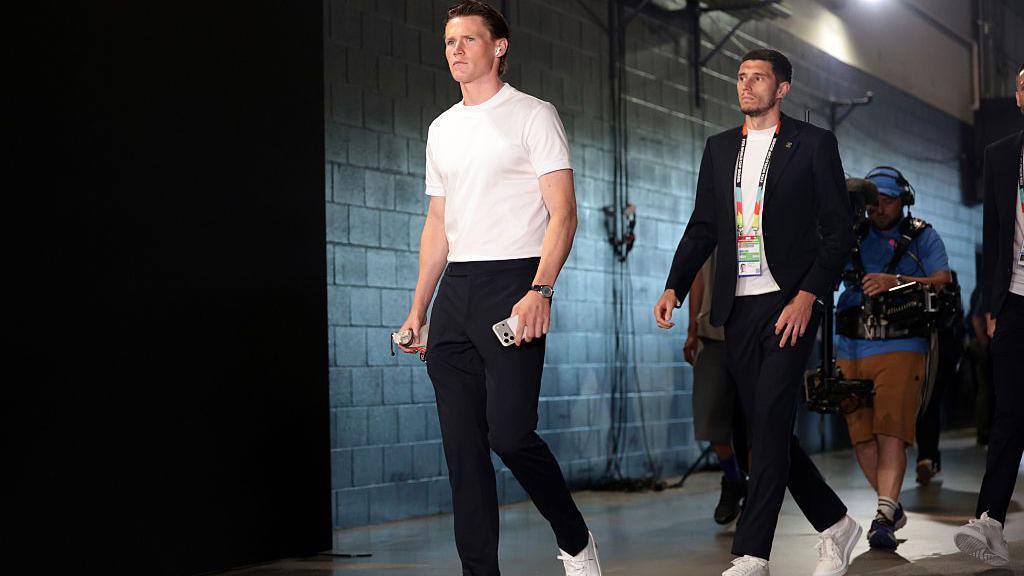 Scott McTominay and Ross Stewart arrive in style