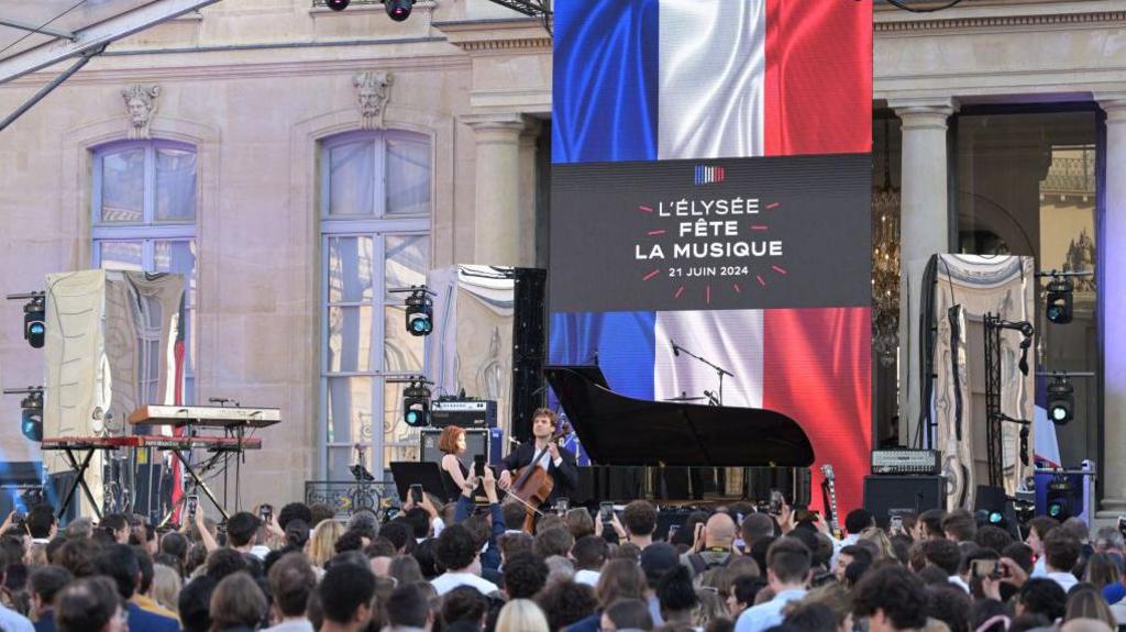Musicians performing at the Élysée Palace