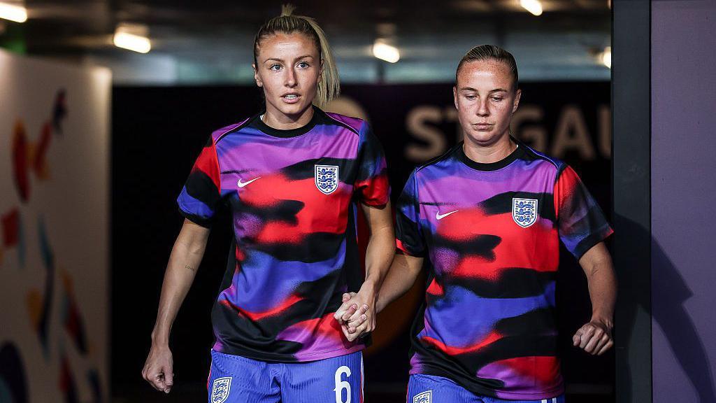 Leah Williamson and Beth Mead