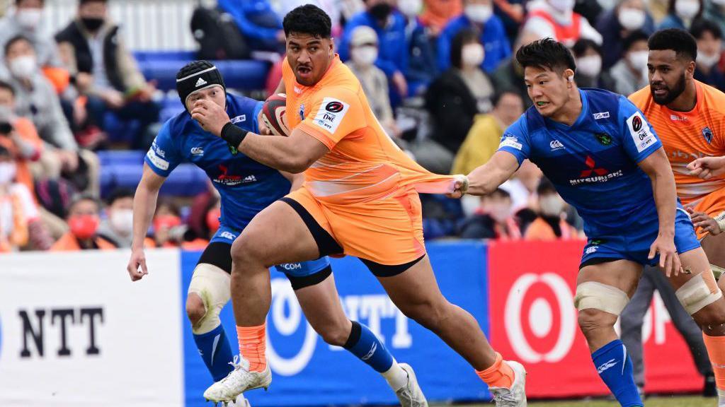 Opeti Helu makes a run for Kubota Spears