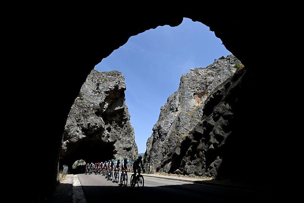 The peloton passing through a tunnel during the 47th Vuelta a Burgos. Photo by Antonio Baixauli