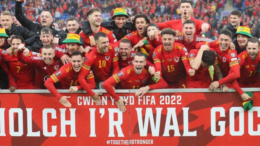 Cymru yn dathlu ar ôl curo Wcrain 1-0 i gyrraedd Cwpan y Byd 2022 yn Qatar
