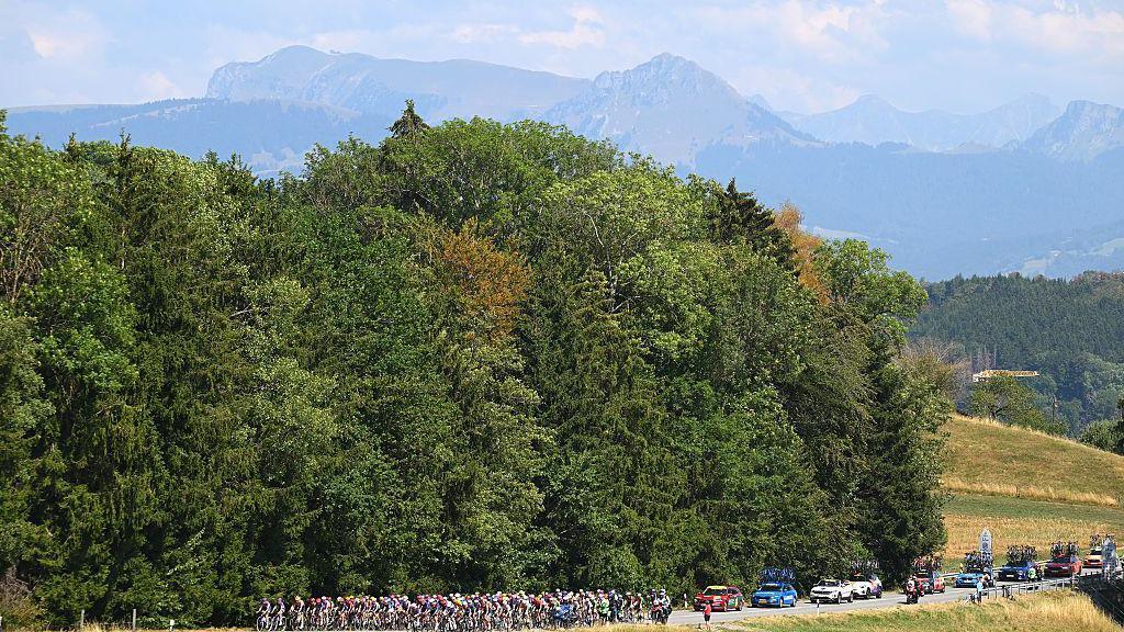 A general view of the peloton passing through a landscape during the 5th Tour de France Femmes 2026, Stage 2 a 147.9km stage from Aigle to Genev
