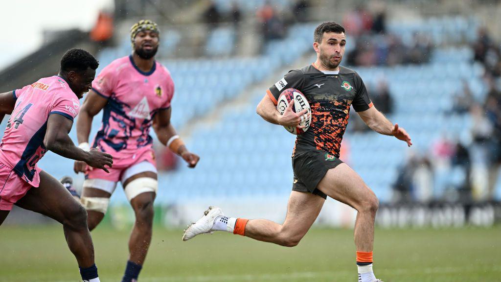 Craig Hampson strides through for Ealing's first try of the afternoon against 