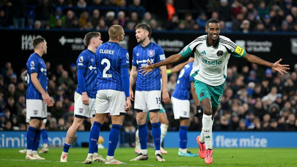 Alexander Isak of Newcastle United celebrates scoring his team's fourth goal, to complete his hat-trick, during the Premier League match between Ipswich Town FC and Newcastle United FC at Portman Road on December 21, 2024