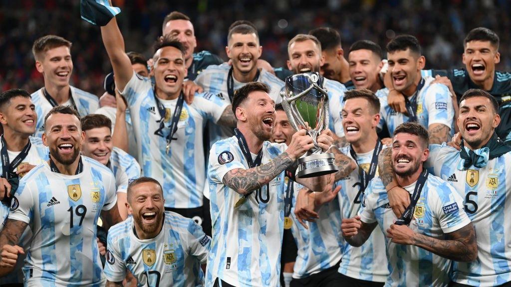 Argentina lifting the finalissma trophy