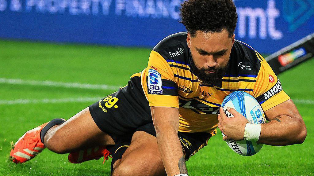 Fehi Fineanganofo scores a try for Hurricanes