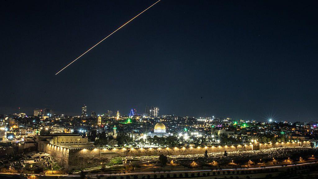 Roced yn hedfan dros Jerwsalem ddydd Sadwrn