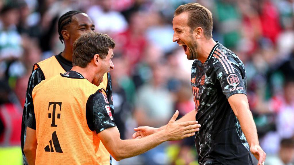  Harry Kane of Bayern Munich celebrates with Thomas Mueller 