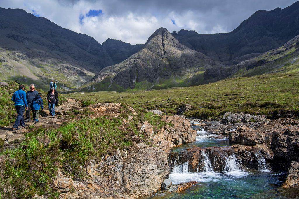 Luchd-turais ri taobh Glumagan nan Sìthichean.