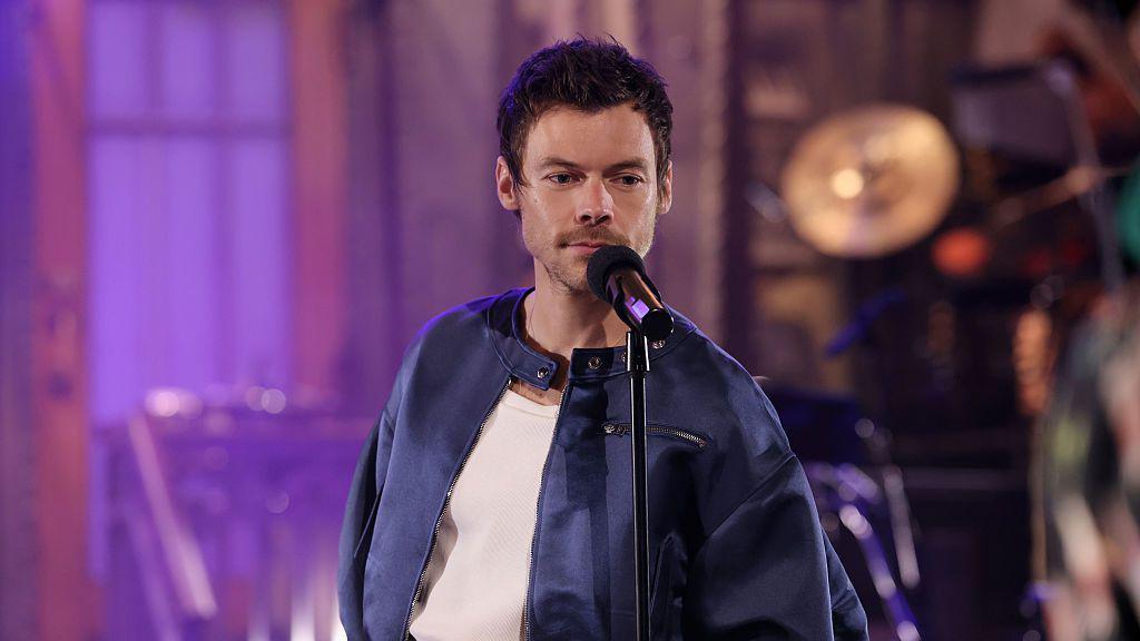 Harry Styles seen on stage 