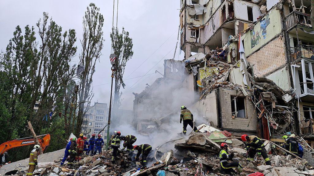 Attacchi russi mortali colpiscono un edificio residenziale a Kyiv, 13 morti secondo i funzionari
