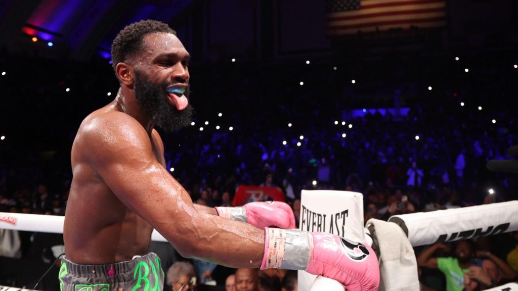 Ennis stops Stanionis to unify welterweight titles