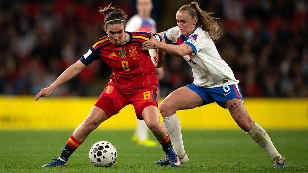 Mariona Caldentey battles with Georgia Stanway