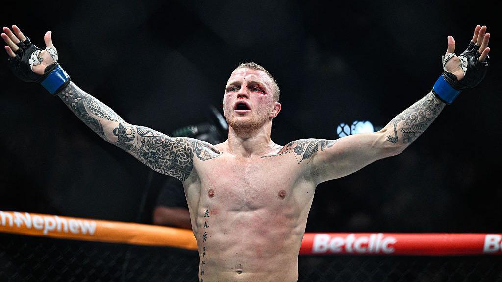 Mason Jones celebrates his win over Bolaji Oki in September 2025