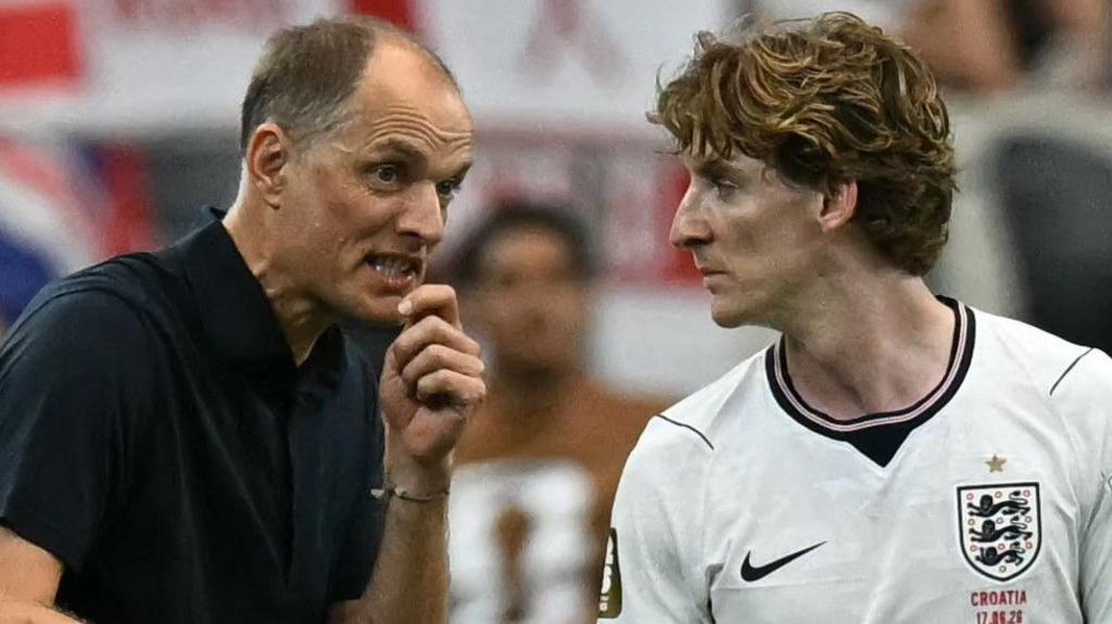 Thomas Tuchel talks to Anthony Gordon