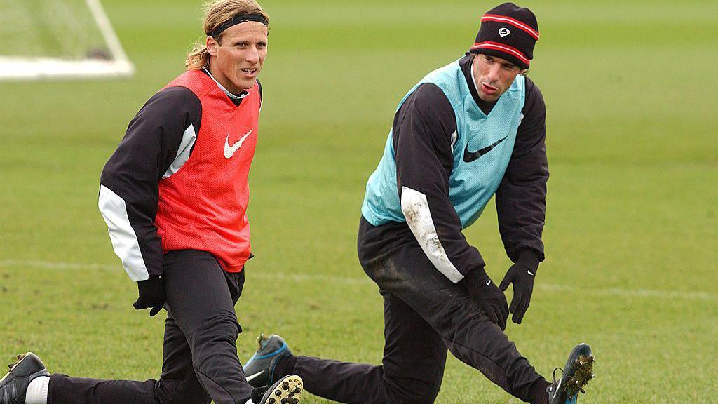 Ruud van Nistelrooy training with Diego Forlan