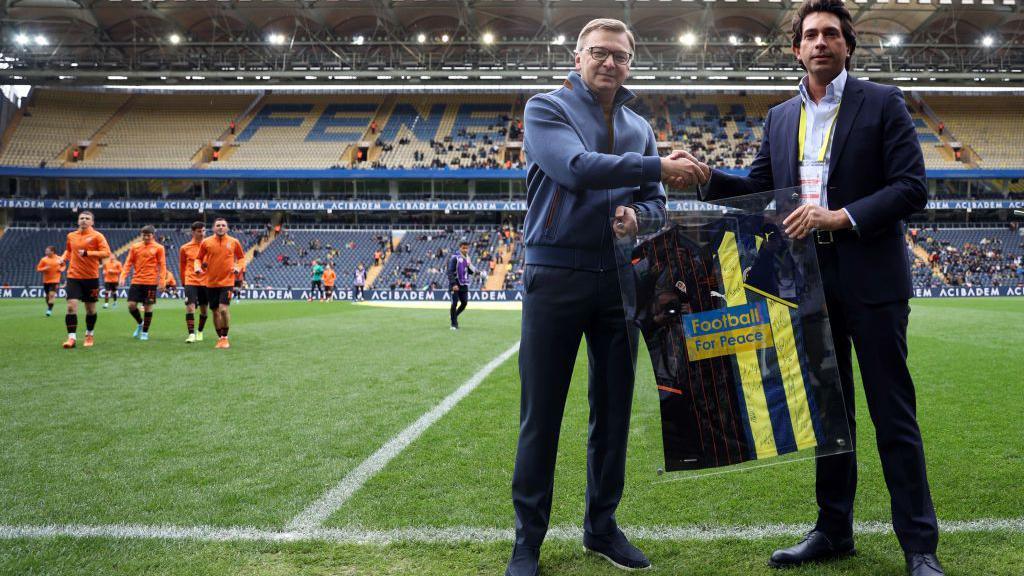 Sergei Palkin receiving a shirt