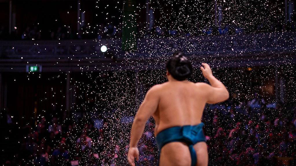 Kotozakura throws salt during day two 