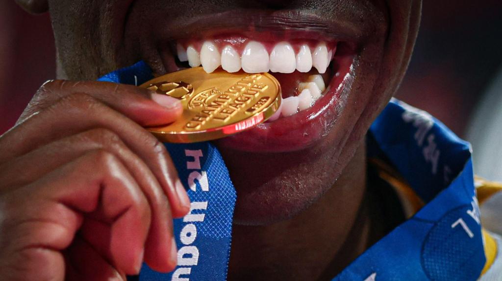 Stress & sugary drinks – study shows 75% of young players have gum disease