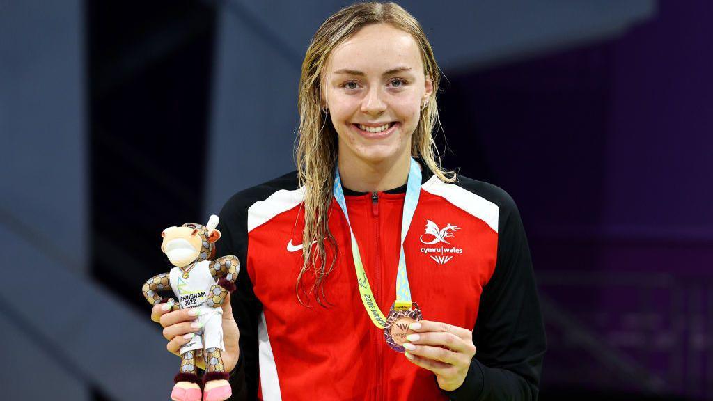 Medi Harris yn dathlu ennill medal efydd yn y nofio yng Ngemau'r Gymanwlad yn Birmingham yn 2022.