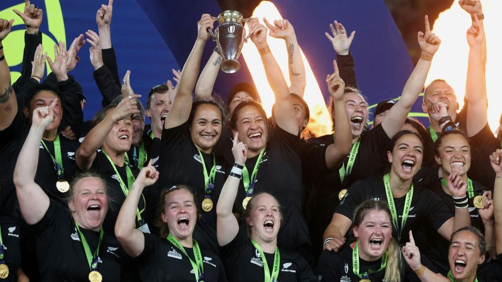 New Zealand's players lifting the trophy in 2022.