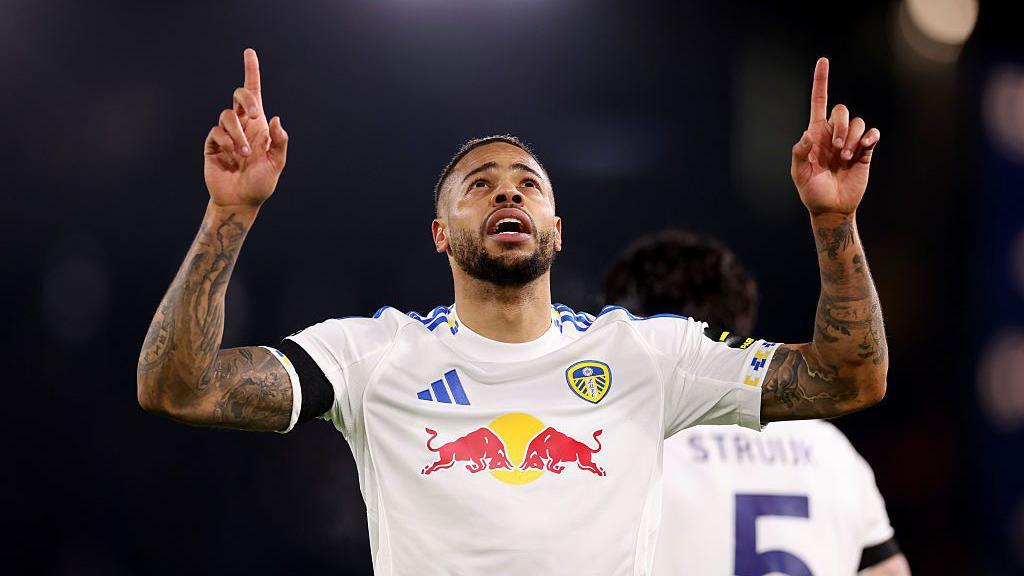  Lukas Nmecha of Leeds United celebrates