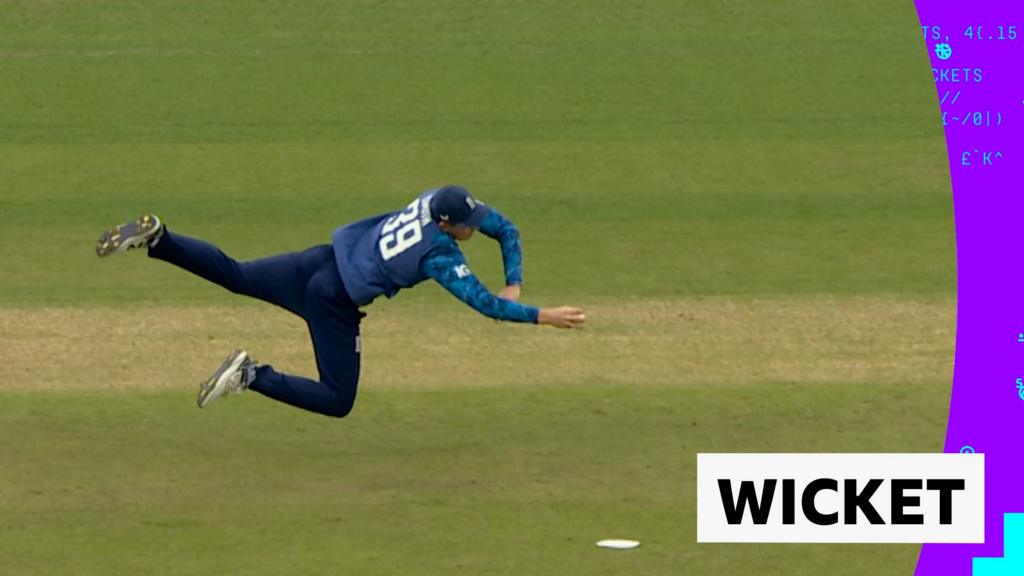 A goalkeeper like catch! - Smith takes brilliant one-handed grab to remove Markram