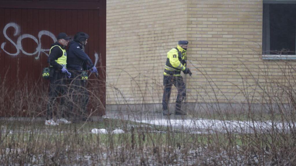 Officers with their weapons drawn outside the school, 4 February 2025