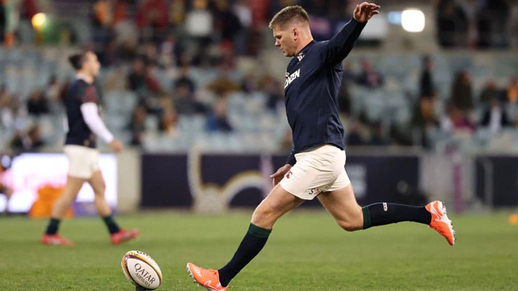 Owen Farrell practising his kicking before kick-off