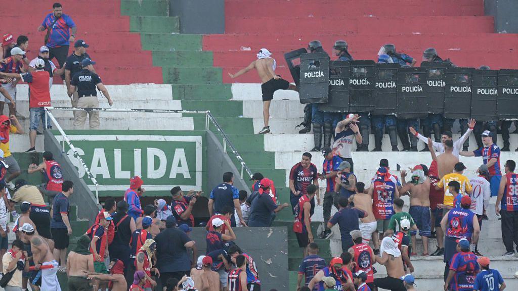 Fans of Cerro Porteno clash with police officers 