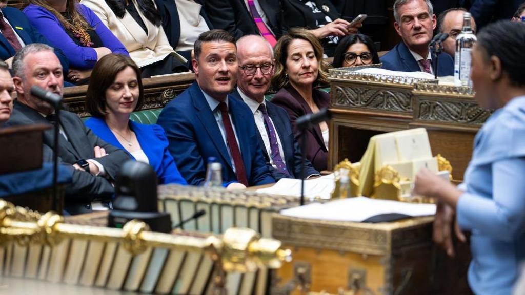 Foto e lëshuar nga Dhoma e Komunave e Lideres së Opozitës, Kemi Badenoch, e ndjekur nga Sekretari i Shëndetësisë Wes Streeting dhe të tjerë në Bankën e Përparme të Qeverisë, gjatë debatit mbi Fjalimin e Mbretit në Dhomën e Komunave, Londër, pas Hapjes Shtetërore të Parlamentit.