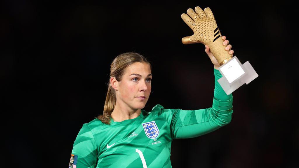 Mary Earps with the Golden Glove award.