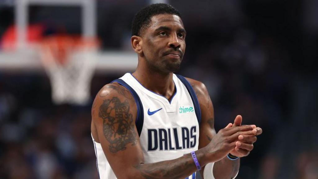 I Mavericks’ Irving fuori per la stagione con infortunio al legamento crociato anteriore