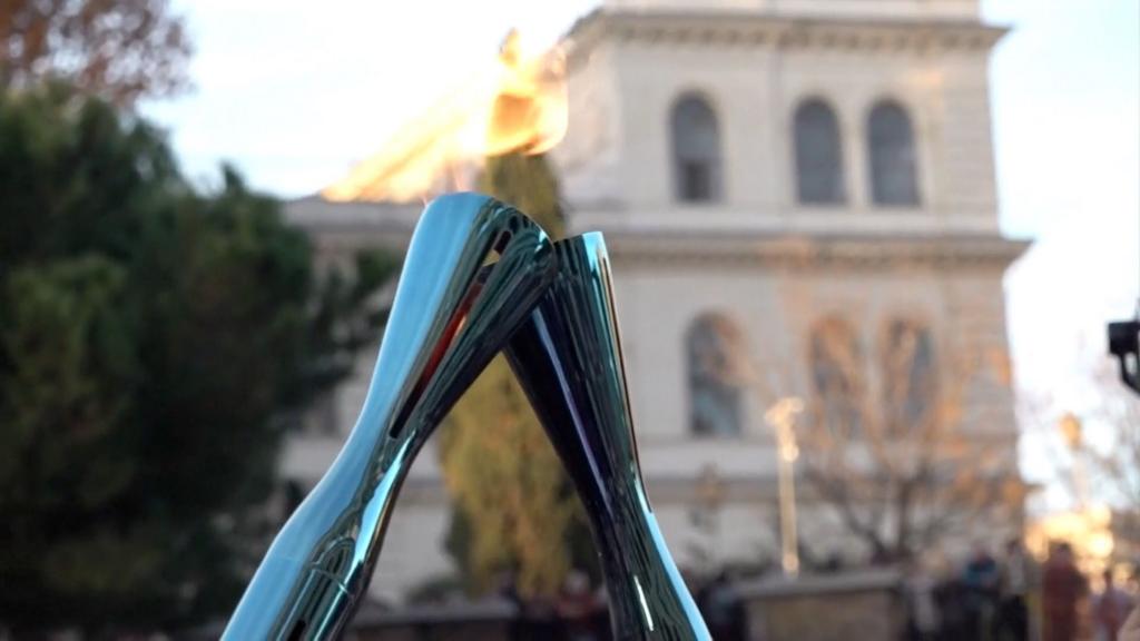 La Fiamma Olimpica Arriva a Roma, Inaugurando la Stagione dei Giochi Invernali