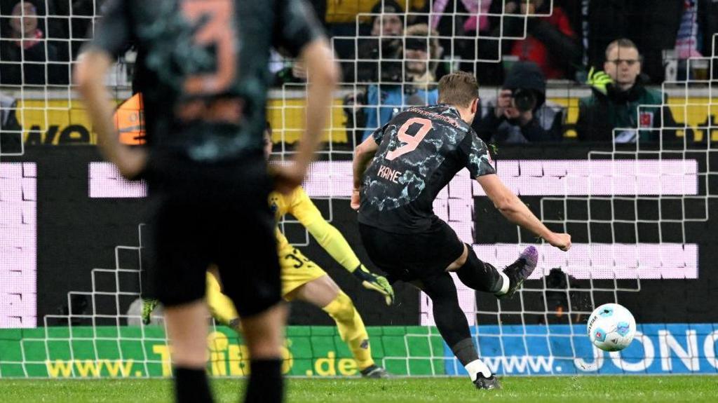 Harry Kane scoring his penalty against Borussia Monchengladbach.