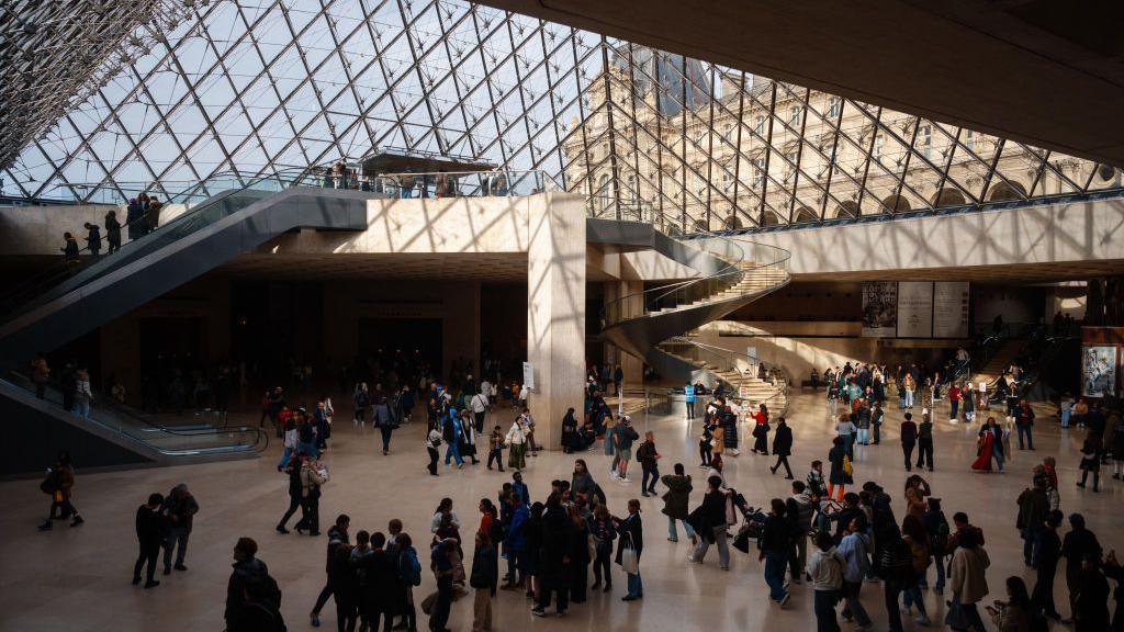 Macron to visit Louvre after warning over museum's poor conditions