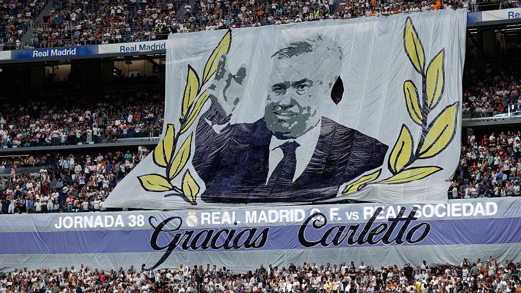 A banner in tribute of Carlo Ancelotti