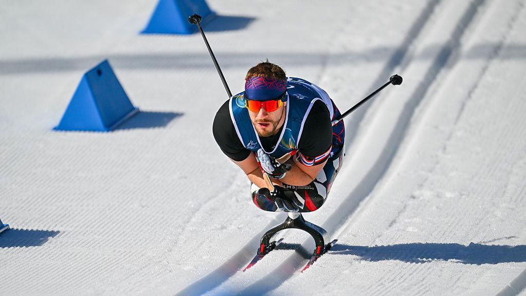 Scott Meenagh soutěžící na Zimních paralympijských hrách 2026