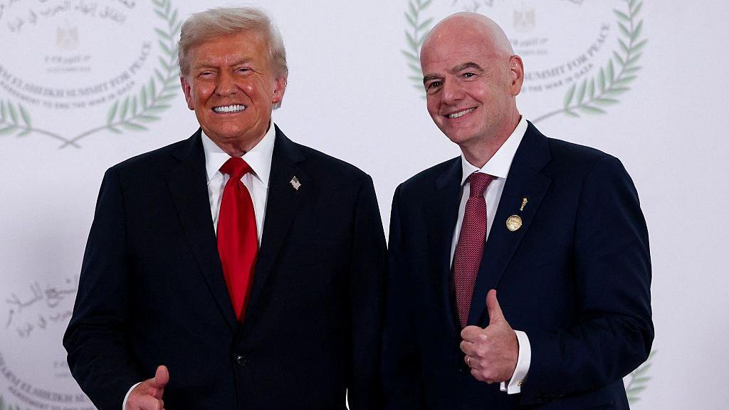 Donald Trump and Gianni Infantino give a thumbs-up