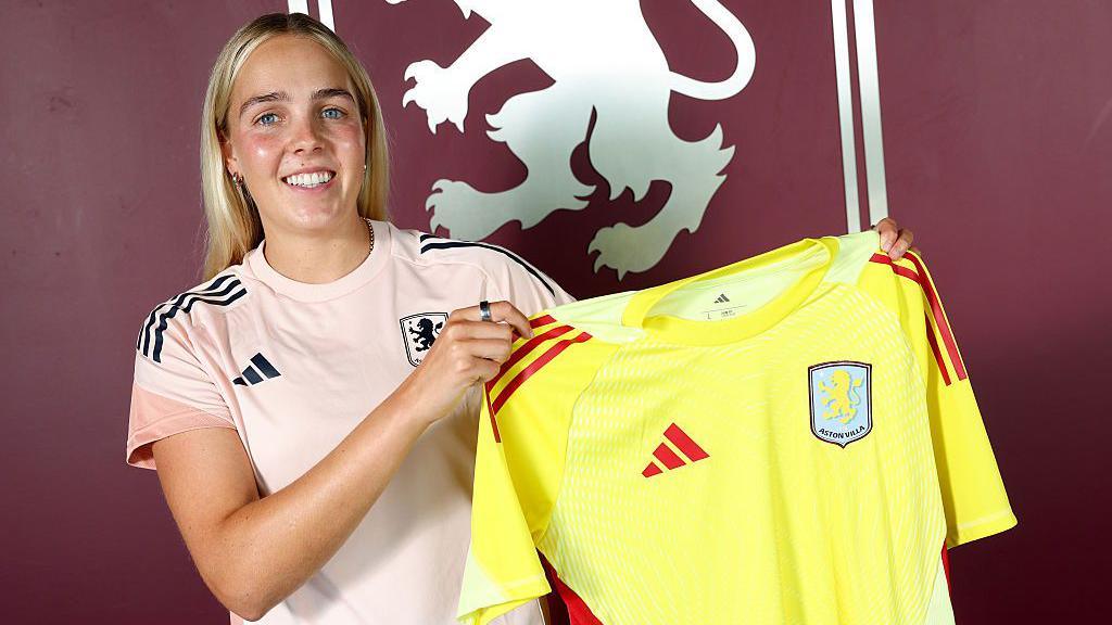 Aston Villa goalkeeper Ellie Roebuck