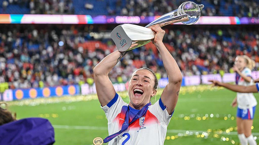 Lucy Bronze with the Euros trophy