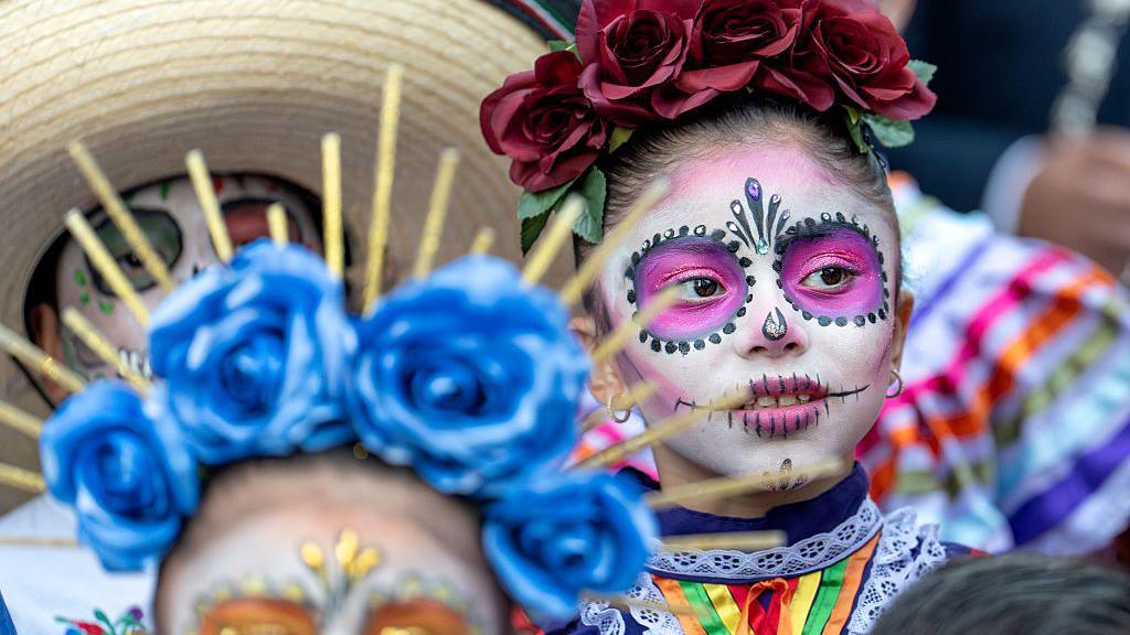 children in la catrina parade