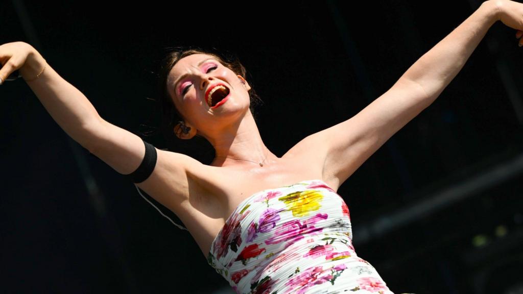 Sophie Ellis-Bexter singing.